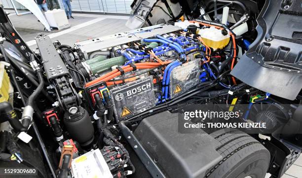 Engine Fuel Cell Module 89 Module Truck Stock Photos, High-Res Pictures, and Images - Getty Images