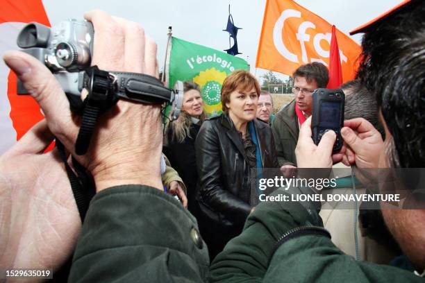 French Green Party presidential candidate Dominique Voynet talks with European aircraft manufacturer Airbus workers 16 March 2007 in Blagnac,...