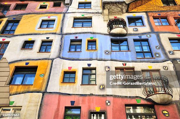 fachada colorida da casa hundertwasser, hundertwasserhaus, viena, áustria - vienna austria - fotografias e filmes do acervo