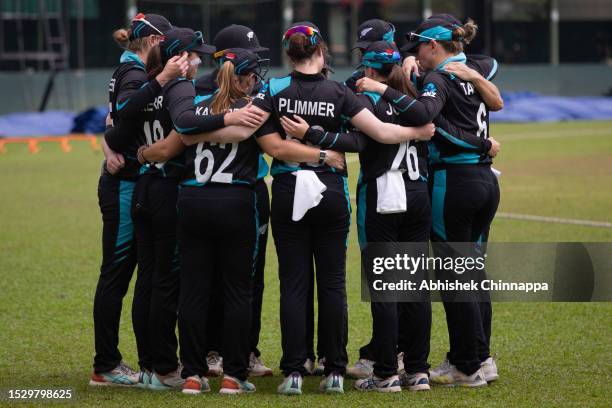 New Zealand players stand in a huddle prior to game two of the T20 international series between Sri Lanka and New Zealand White Ferns at P....