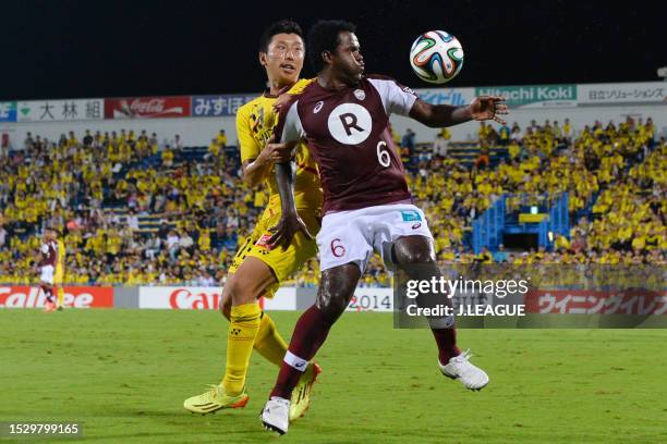 Fabio Henrique Simplicio of Vissel Kobe controls the ball against Kaoru Takayama of Kashiwa Reysol during the J.League J1 match between Kashiwa...