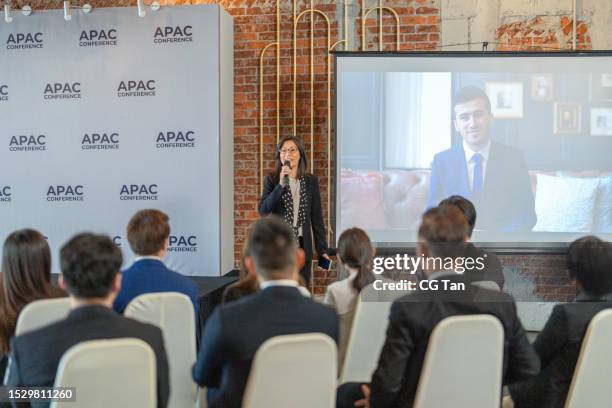 uomini d'affari asiatici schermo del proiettore di videoconferenza nella sala riunioni. team eterogeneo di imprenditori creativi alla discussione del seminario. gli specialisti lavorano in digital e-commerce startup - discorso programmatico foto e immagini stock