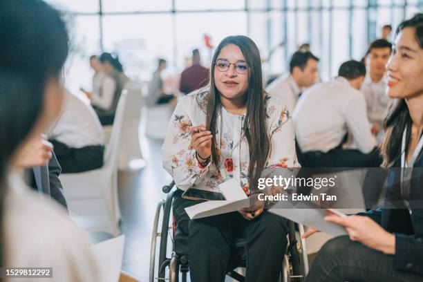 une femme handicapée indienne d’origine asiatique en fauteuil roulant participe à un atelier de conférence d’affaires - accessibilité aux personnes handicapées photos et images de collection