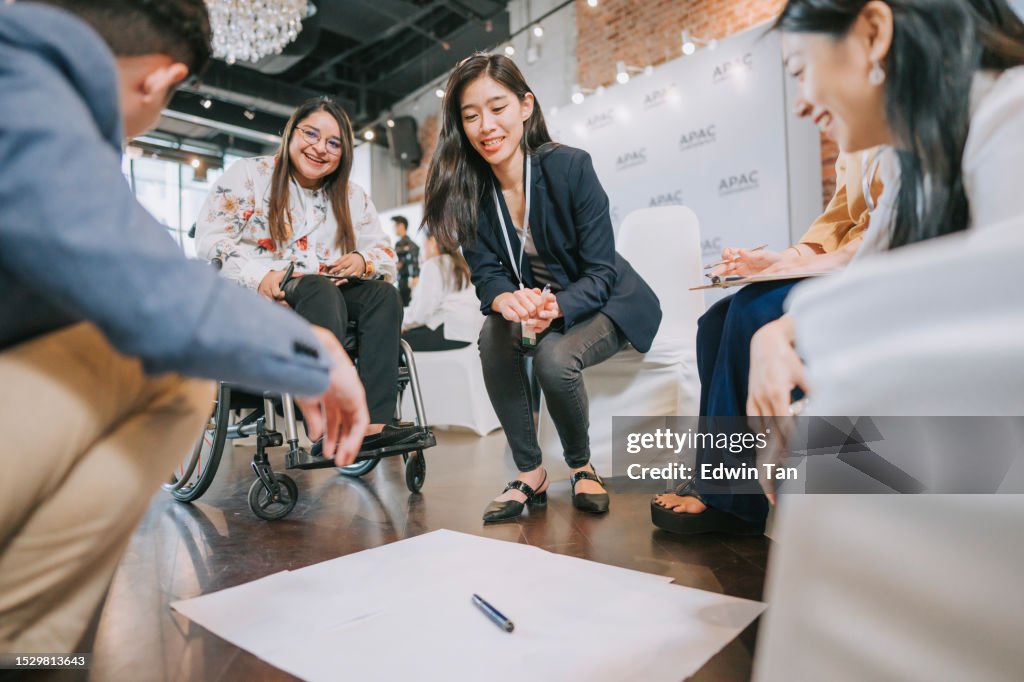 Asiatische chinesische LGBTQ-Frau, die in einem Business-Konferenz-Workshop Brainstorming mit kreativen Ideen und Konzepten führt