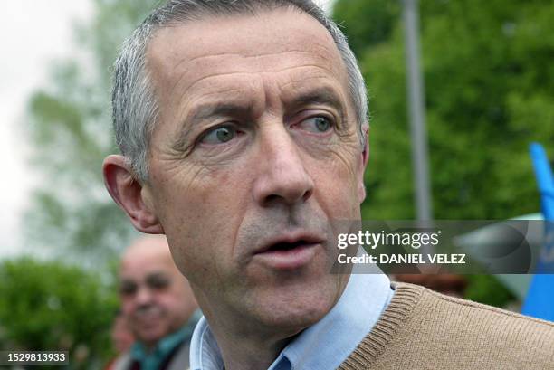 Le père Léon Laclau, curé d'Asson, est photographié le 29 avril 2007 à Asson. Environ 400 paroissiens sont rassemblés sur le parvis de l'église...