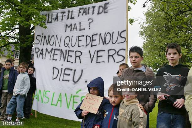 Des paroissiens ont installé des banderoles le 29 avril 2007 à Asson, contre le départ du père Léon Laclau, prêtre de la paroisse Notre-Dame du...