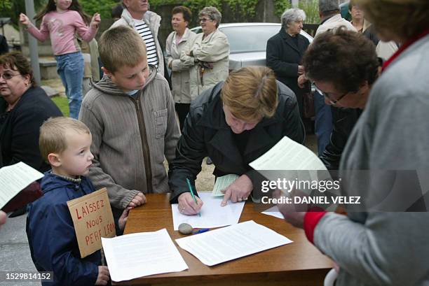 Des paroissiens signent le 29 avril 2007 à Asson une pétition destinée à l'évêque de Bayonne contre le départ du père Léon Laclau, prêtre de la...