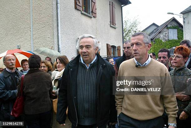 Le père Léon Laclau , curé d'Asson, accompagné par le père Benat Oyhénart, supérieur provincial de la Congrégation de Betharrame, venu le remplacer...