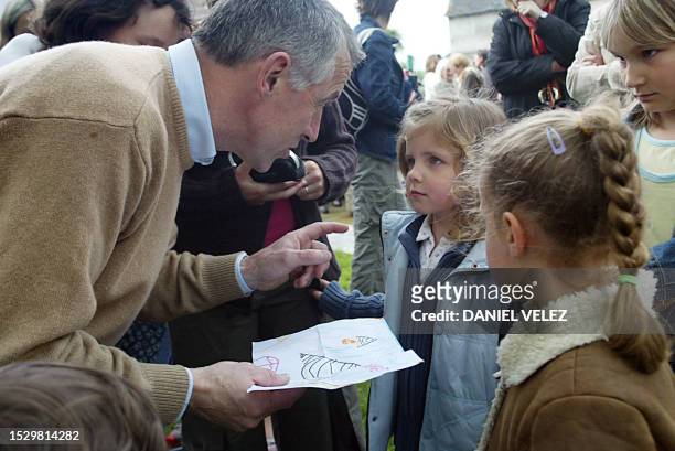 Le père Léon Laclau , curé d'Asson, parle le 29 avril 2007 avec des enfants avant la messe dominicale. Environ 400 paroissiens sont rassemblés sur le...
