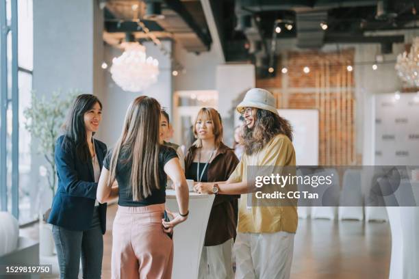 asiatische seminarteilnehmer unterhalten sich nach erfolgreicher konferenzveranstaltung in der lounge - großer speisesaal stock-fotos und bilder