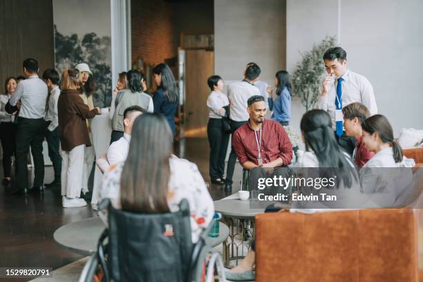 empresarios asiáticos multiétnicos hablan durante una pausa para el café en la conferencia de negocios del seminario - community events fotografías e imágenes de stock