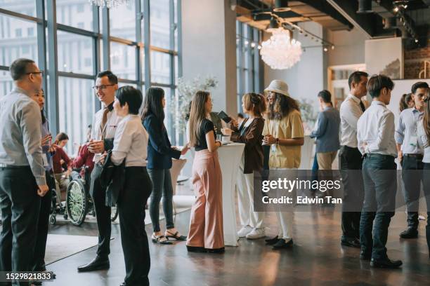 asiatische multiethnische geschäftsleute unterhalten sich während einer kaffeepause in der seminar-business-konferenz - banquet hall stock-fotos und bilder