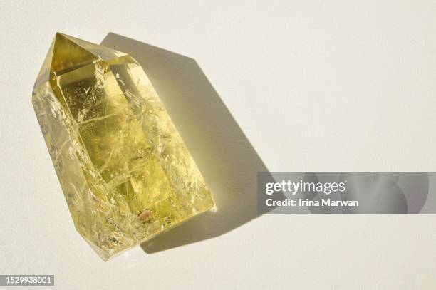 citrine quartz crystal tower - cuarcita fotografías e imágenes de stock