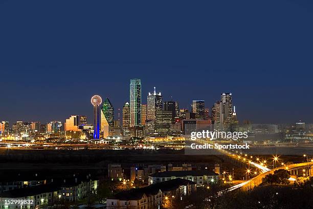 dallas, texas skyline de noite - dallas imagens e fotografias de stock