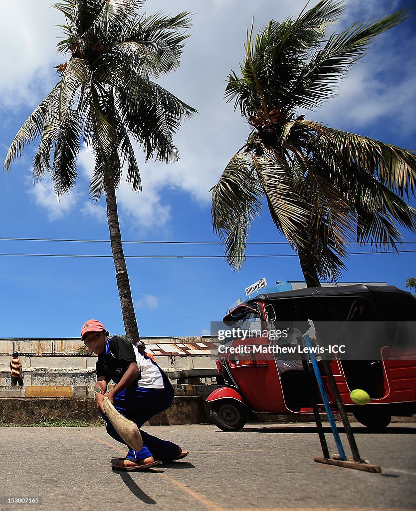 Children Play Cricket In Streets Of Columbo