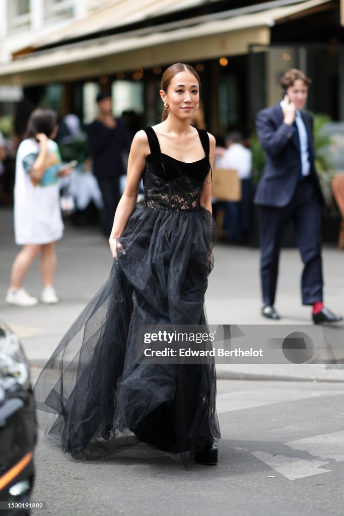 Street Style - Paris Fashion Week - Haute Couture Fall/Winter 2023/2024 - Day Two