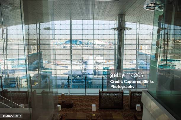 emirates airlines aircraft parked at terminal 3, dubai international airport - dubai international airport imagens e fotografias de stock