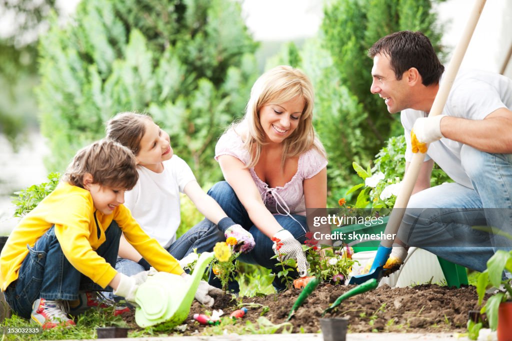 Vista frontal de una familia jardinería juntos.