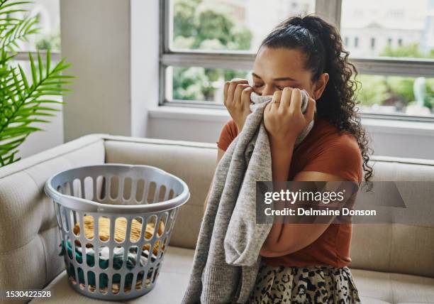 o cheiro de roupa limpa nunca envelhece. foto de stock - limpo - fotografias e filmes do acervo