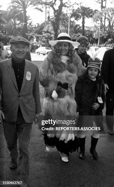 Annie Girardot avec sa fille Giulia Salvatori et Michel Audiard lors du carnaval de Nice le 11 février 1970