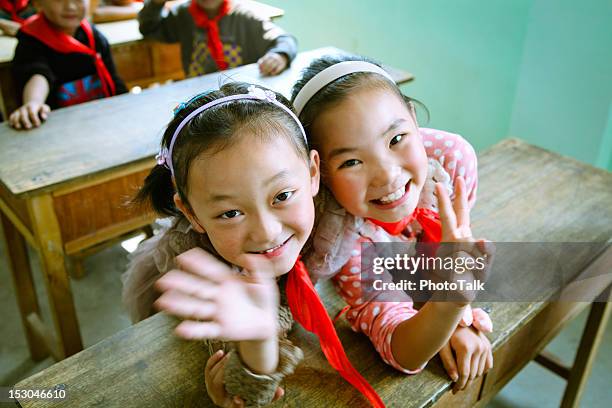 chinos felices estudiantes de escuela primaria - chinese fotografías e imágenes de stock