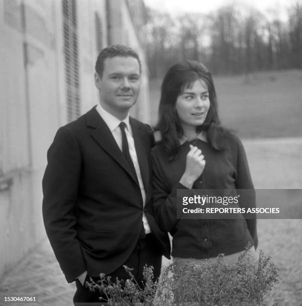 Actrice française Juliette Mayniel et André Jocelyn lors du tournage du film 'Ophélia' en 1962