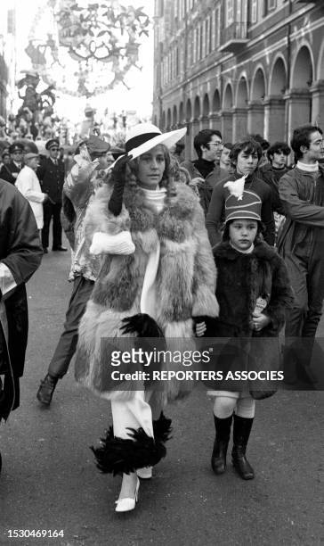 Annie Girardot avec sa fille Giulia Salvatori lors du carnaval de Nice le 11 février 1970