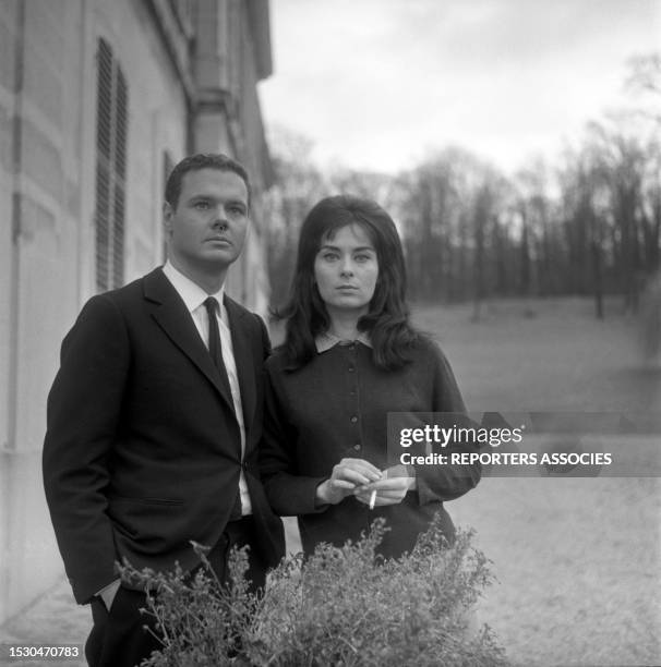 Actrice française Juliette Mayniel et André Jocelyn lors du tournage du film 'Ophélia' en 1962