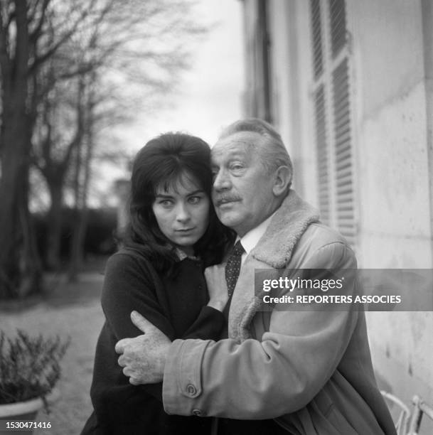 Actrice française Juliette Mayniel et Robert Burnier lors du tournage du film 'Ophélia' en 1962