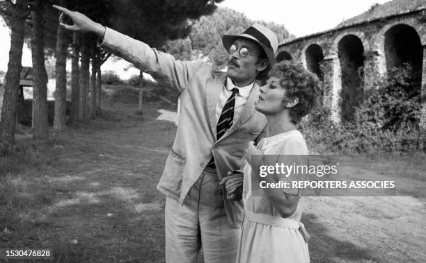 Peter O'Toole et Petula Clark dans les ruines de Pompéi pour le tournage du film 'Goodbye, Mr. Chips' en 1969,