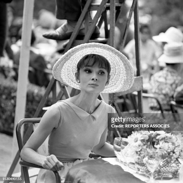 Actrice Audrey Hepburn sur le tournage du film "Deux têtes folles" en 1962.