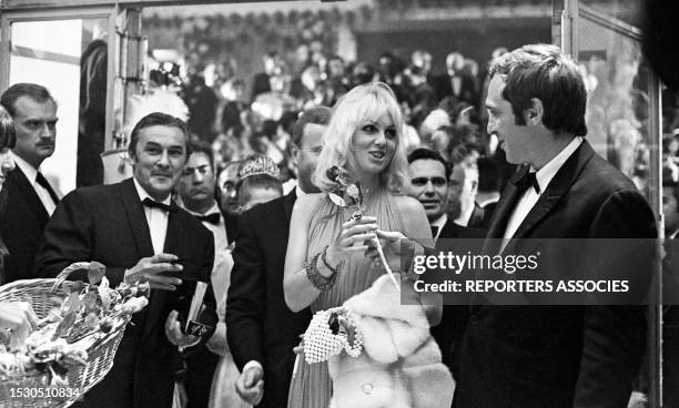 Mylène Demongeot et Marc Simenon lors d'une soirée pendant le Festival de Cannes en mai 1969