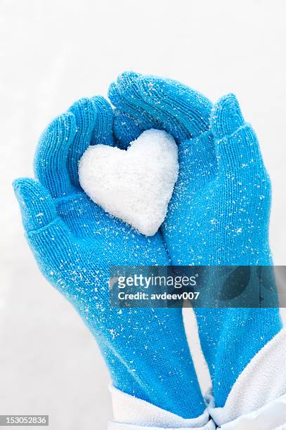 donna mani holding snowheart - mitten foto e immagini stock