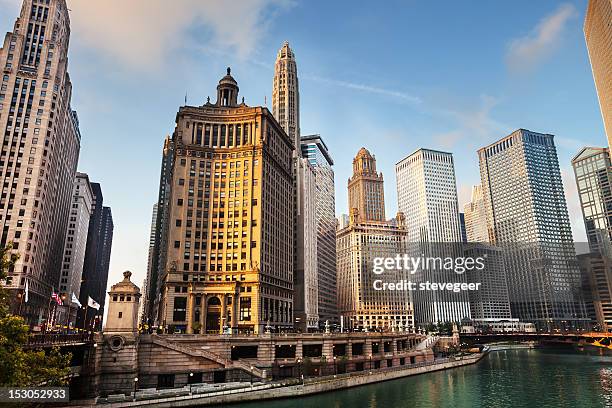 am frühen morgen, der innenstadt von chicago - wacker drive stock-fotos und bilder