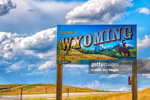 wyoming willkommensschild - wyoming stock-fotos und bilder