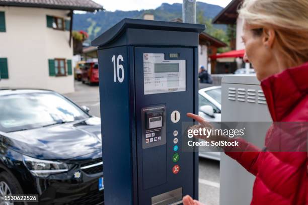 bezahlen für das parken - parkuhr stock-fotos und bilder