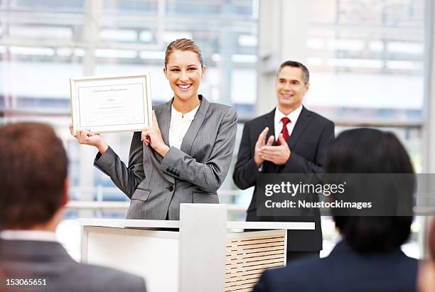 mujer de negocios que reciben un - certificate fotografías e imágenes de stock