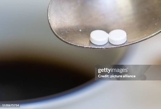 July 2023, Saxony, Leipzig: A spoon with two sweetener tablets is seen over a cup of coffee. Photo: Hendrik Schmidt/dpa