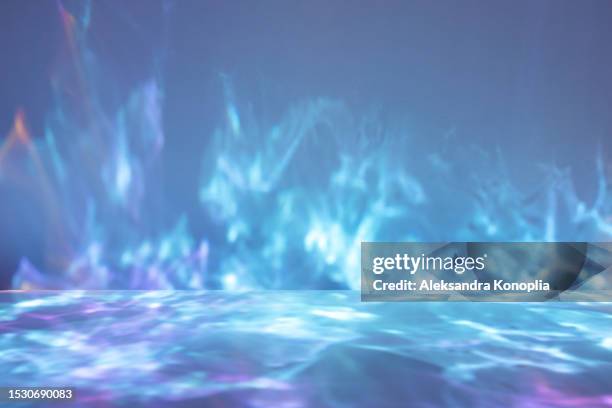 empty colorful underwater background stage with vivid energy explosions, futuristic dreamy crystal light refraction caustic effect. - scène sous l'eau photos et images de collection