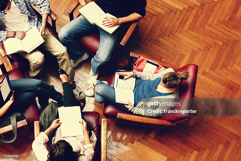 Étudiants dans la bibliothèque de travail d'équipe