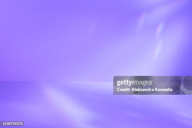 empty neon holographic pastel purple backdrop scene spotlight illuminated. abstract 3d stage background with crystal light effect. - paarse achtergrond stockfoto's en -beelden