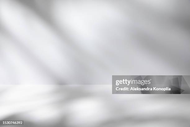 empty studio room background with abstract diagonal window light and shadows. minimal 3d monochrome architectural stage with dreamy soft light. front view, copy space - efeito de luz imagens e fotografias de stock