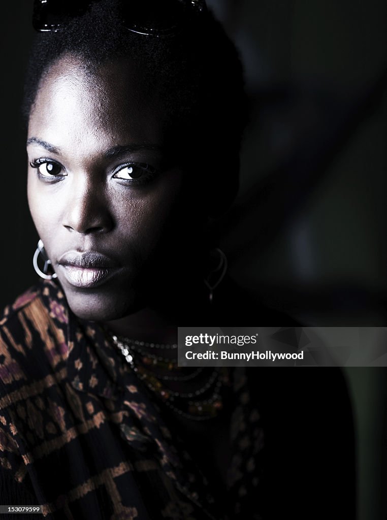 Dramatischen nächtlichen Porträt von schöne afroamerikanische Frau