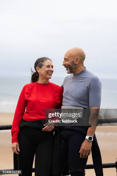 coppia di surf matura - i-love-you-frase-inglese foto e immagini stock