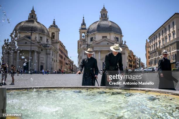People cool off during an ongoing heat wave with temperatures reaching 40 degrees, at Piazza del Popolo, on July 10, 2023 in Rome, Italy.