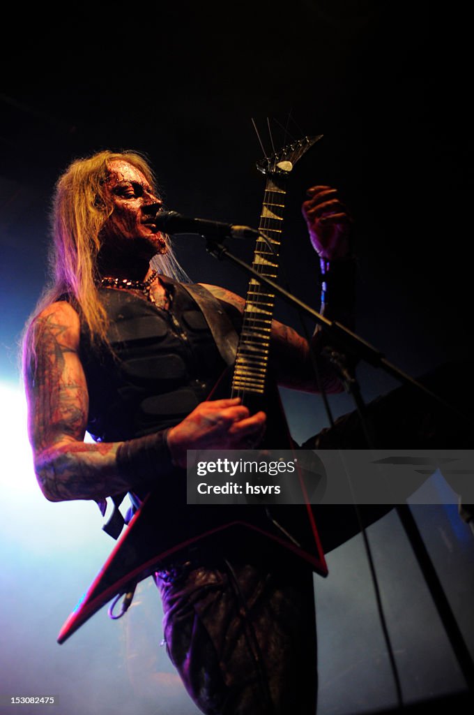 Guitarrist y vocalist de banda de metal en club concierto