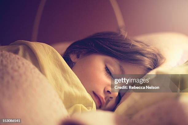 little girl sleeping in her bed - girl in her bed stockfoto's en -beelden