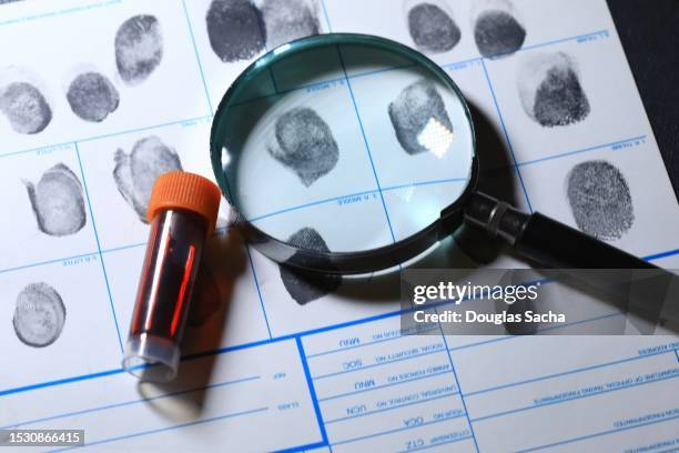 looking for clues - detetive imagens e fotografias de stock