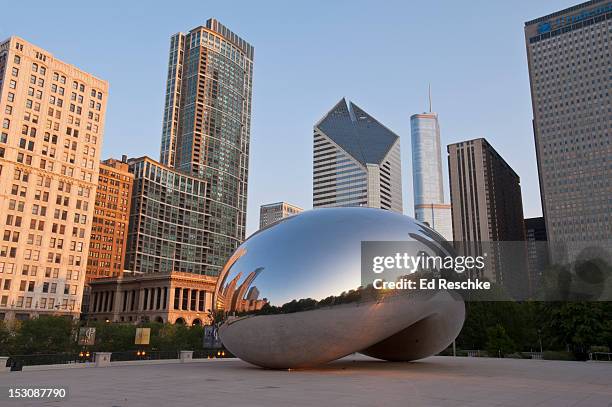 cloud gate sculpture and chicago downtown skyline - cloud gate fotografías e imágenes de stock
