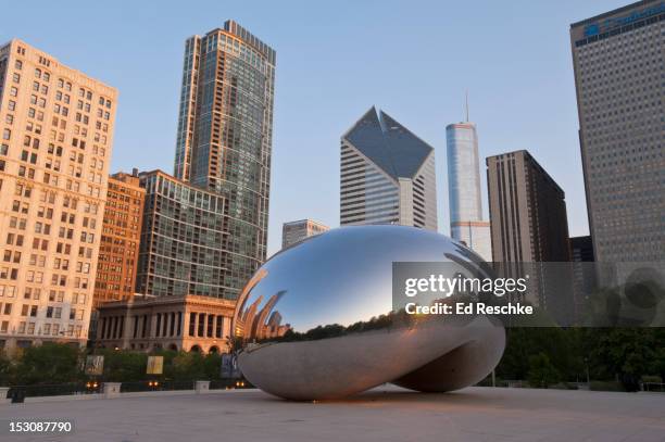 cloud gate sculpture and chicago downtown skyline - anish kapoor stock pictures, royalty-free photos & images